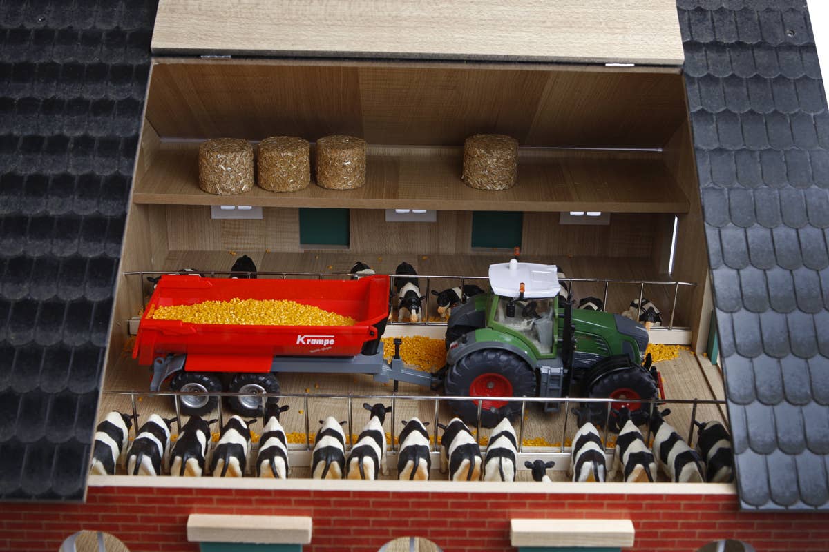 1:32 Scale Wooden Farmhouse Toy W/ Farm Building