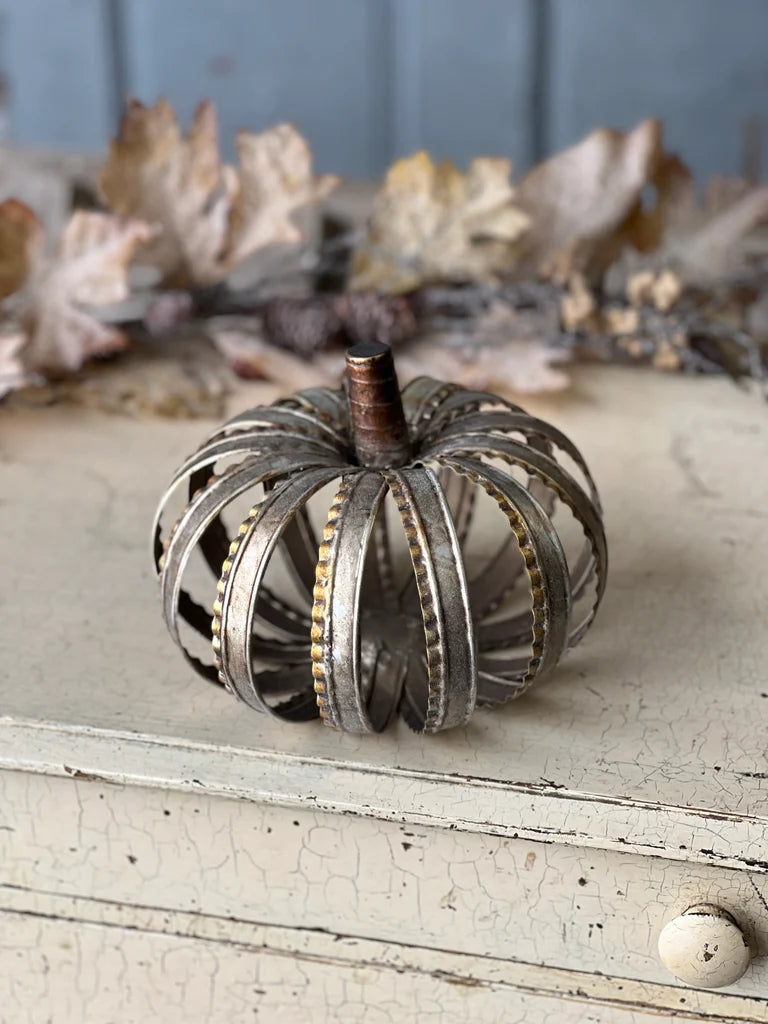 Thatcher Pumpkin, Feathered Farmhouse