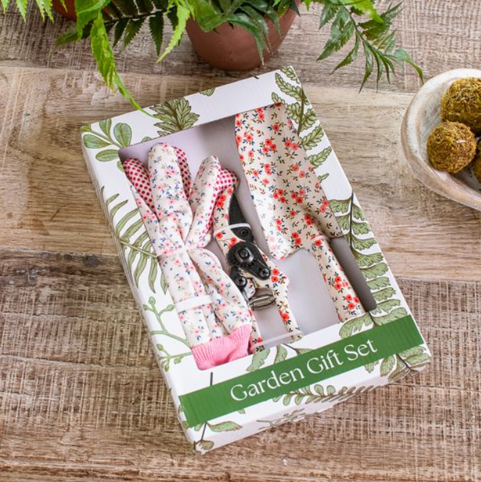 Garden Set, Feathered Farmhouse