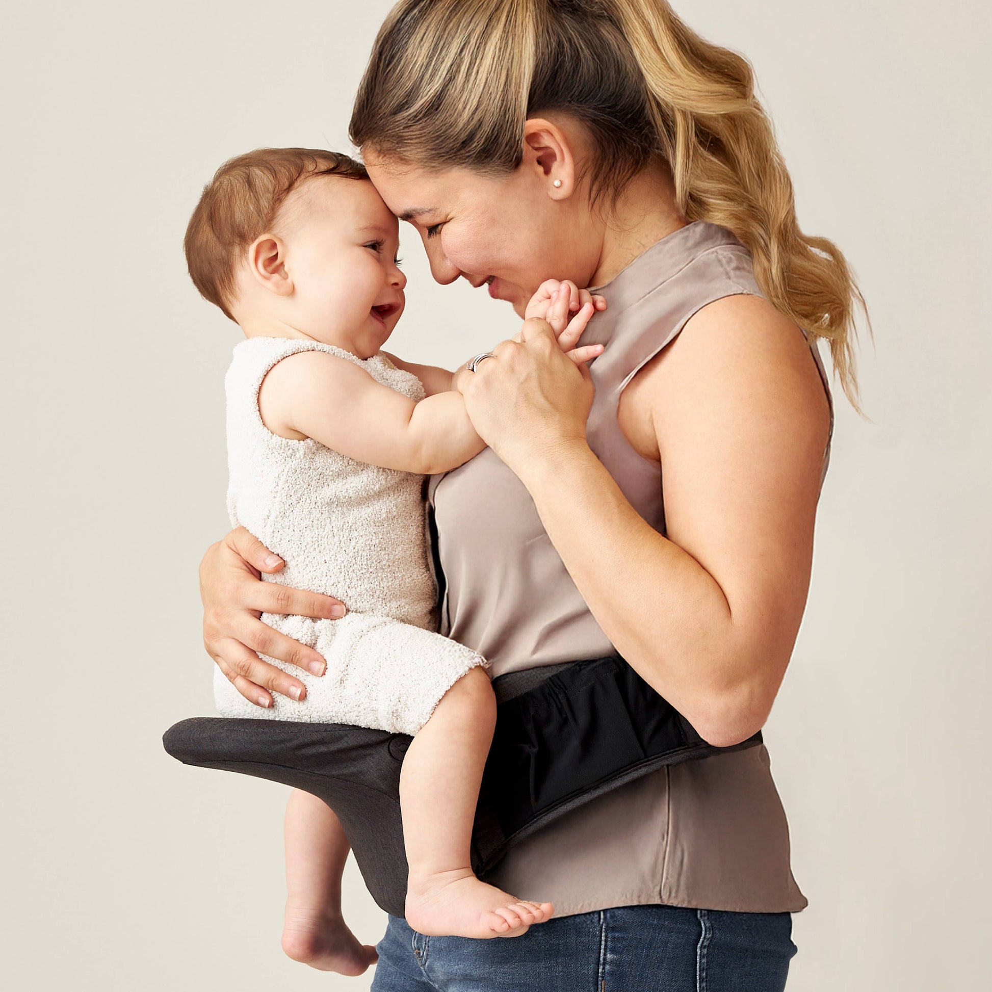 Itzy Hold & Fold™ Hip Seat Carrier, Feathered Farmhouse