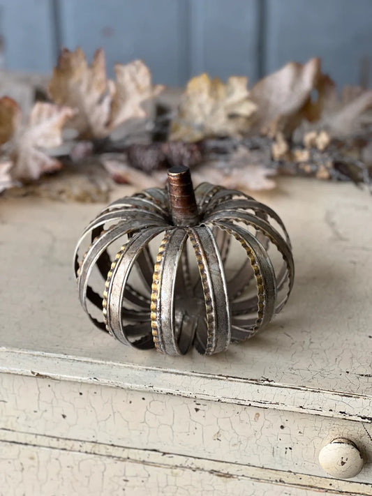 Thatcher Pumpkin, Feathered Farmhouse