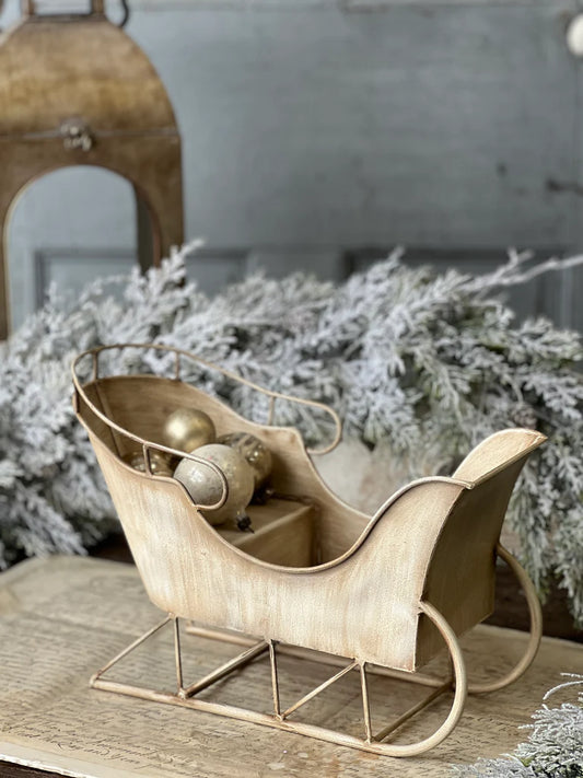Kringle's Coach Sleigh, Feathered Farmhouse