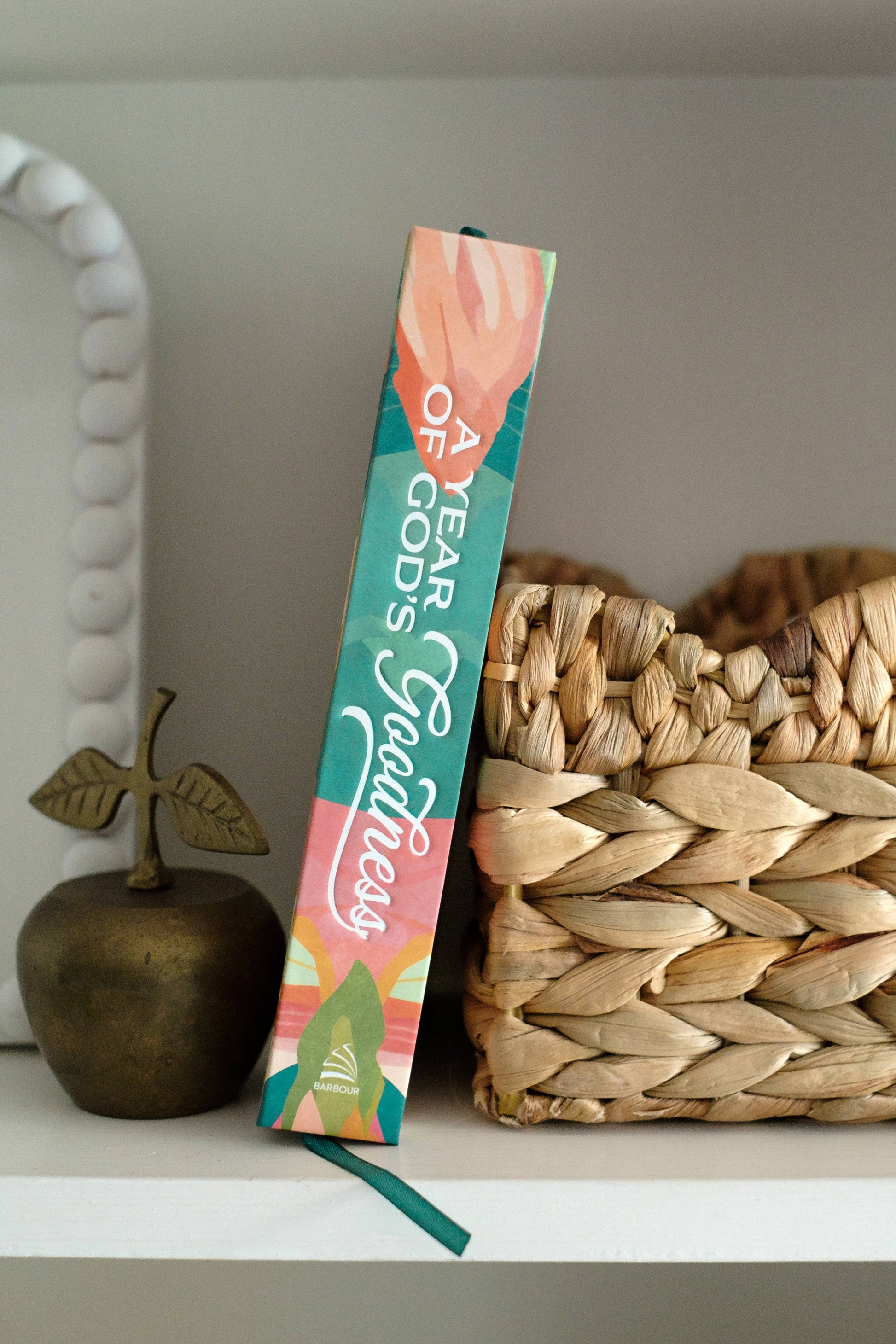 A Year of God's Goodness: A Prayer & Praise Tracker for Women, Feathered Farmhouse