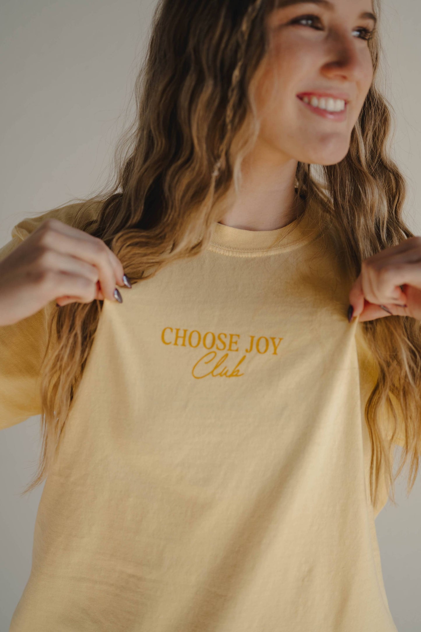 Choose Joy Tee, Feathered Farmhoue